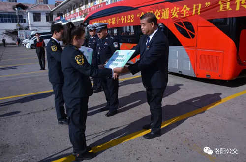 公交、交警戮力同心保安全