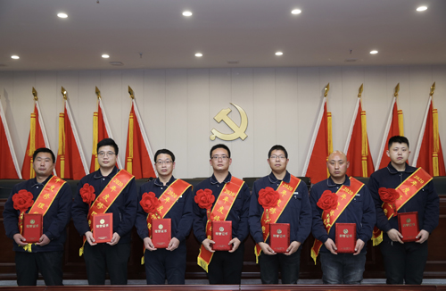 0206 修理能手從左至右依次為 邵冠峰、王寶玉、潘春樂、李龍、許特斯、韓利杰、寇增亮.jpg