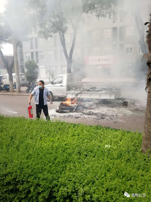 驚險(xiǎn)！高溫天小貨車“上火” 萬幸！路遇公交車長及時(shí)“滅火”