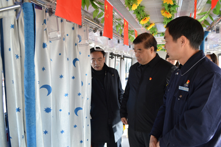 “娘家人”來(lái)公交 職工暖心增信心 市總工會(huì)黨組書(shū)記、常務(wù)副主席杜中岳一行到公交集團(tuán)調(diào)研